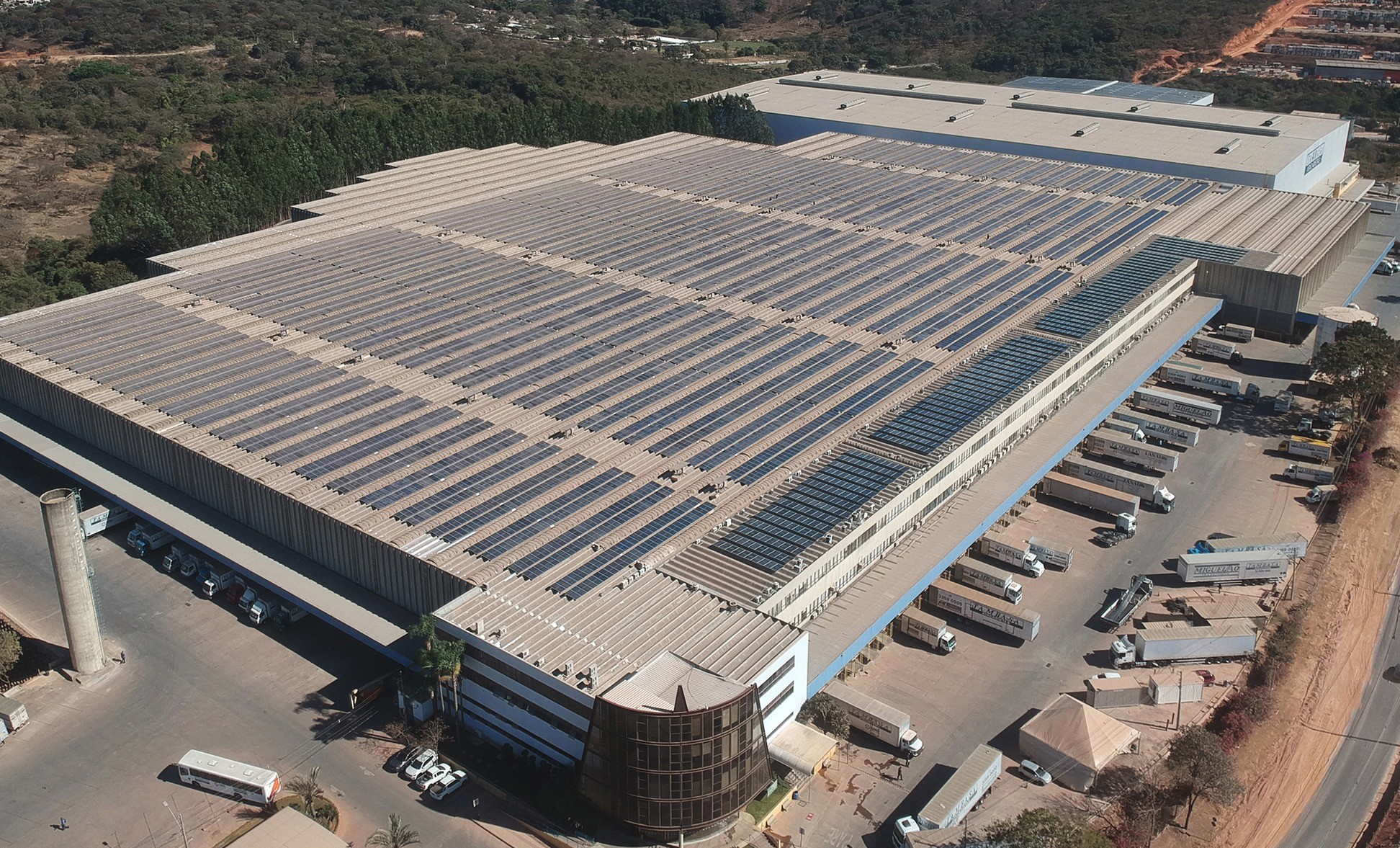 Foto do telhado da Tambsa Atacadista que é a maior usina solar sobre talhados do Brasil. 