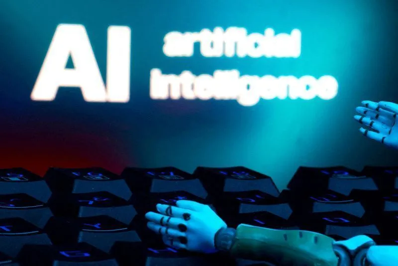 Imagem futurista com “AI” ao fundo e mãos robóticas interagindo com dispositivos, representando inteligência artificial e automação.